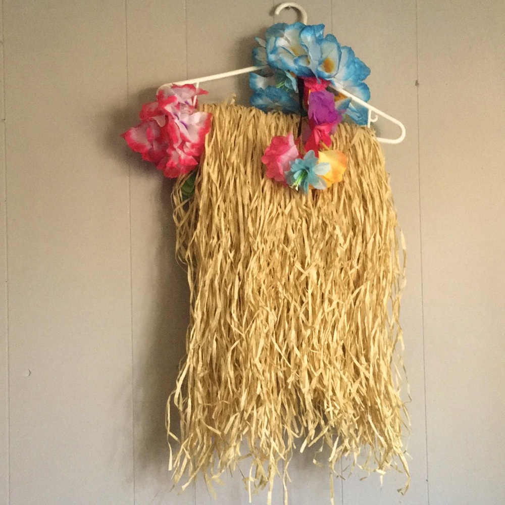 Halloween 🎃 Grass skirt with accessories (no top)